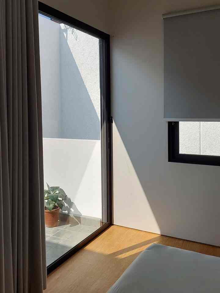 Tidur adalah elemen penting dalam kehidupan. Setelah banyak hal yang kita lakukan, banyak orang yang kita temui, banyak masalah yang kita coba selesaikan, kami butuh tempat yang nyaman untuk beristirahat. Tempat yang tenang dan tidak banyak gangguan baik untuk mata dan pendengaran.

Konsep minimalis yang minim dekorasi menjadi pilihan kami. Kami berusaha mengisi kamar ini hanya dengan barang yang benar-benar kami butuhkan supaya bisa mendapatkan istirahat yang baik.

Pada kamar ini kami memiliki private balcony yang kami gunakan  untuk sekedar bersantai atau berolahraga.

#bedroom #privatebalcony #minimalist #minimalistbedroom #bedroomidea