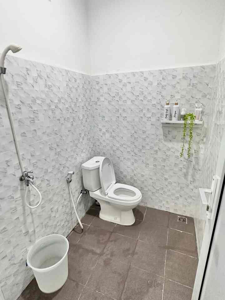 Pertama Kali Muncul 🚿🚽🚾
Kamar mandi di dalam kamar utama hasil penambahan saat renovasi pertama. Awalnya hanya ada 1 kamar mandi umum di rumah yang posisinya ada ditengah antara 2 kamar, yang merupakan bawaan developer. Tentu saja menurut kami kurang, akhirnya munculah ide untuk menambah kamar mandi dalam kamar ini. Ukurannya 2x1,5 m dilengkapi dengan sanitary satandar, tema minimalis kombinasi warna putih abu-abu. Pintu dan jendela menggunakan bahan aluminium. Kecil mungil dan cukup sebagai kamar mandi privasi 

#BathroomInspo
#BathroomStyling
#MinimalisBathroom
#minimalist
#rumahdeveloper
#Makassar