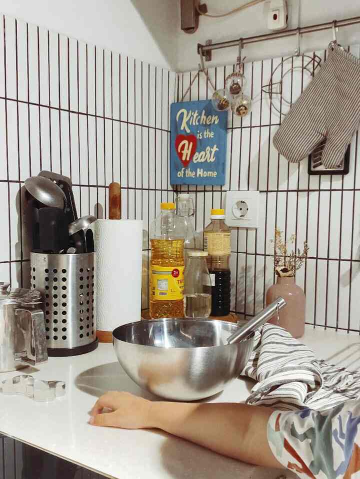 Karena dapurku agak monokrom, kebanyakan peralatan dapurku seragam pakai stainless steel. Ga hanya functional dan awet, tapi dari segi estetika juga rapih dan seragam. Tapi aku suka tambahkan akses kayu / bambu sedikit agar memberi kesan hangat sedikit. Tapi sedikit aja karena dapurku ga cocok kalau banyak menggunakan material yang mudah jamuran / lembab. Hehe. 

#kitchenstyling #kitchendecorideas #kitchenmakeover #minimalist #livingwithkid #dapursiagabanjir #dapurbanjitfriendly #rumahdijakarta