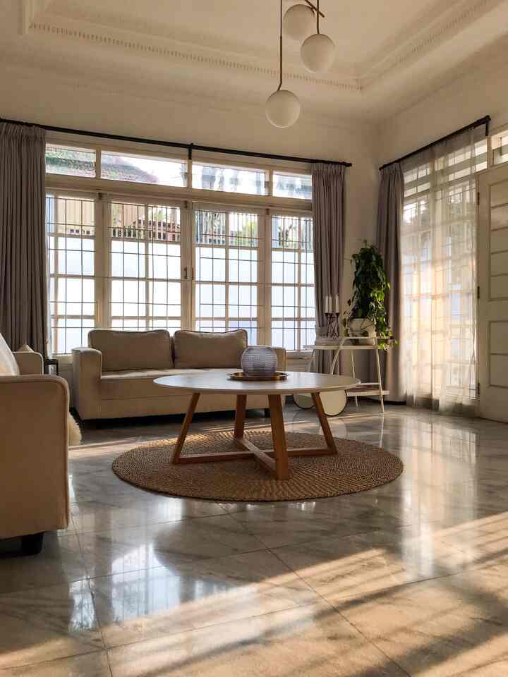 Sinar matahari melalui jendelaku.

#mid centurymodern #naturallight #homeinspiration #ikea #indoorplants #woodenfurniture #minimalis