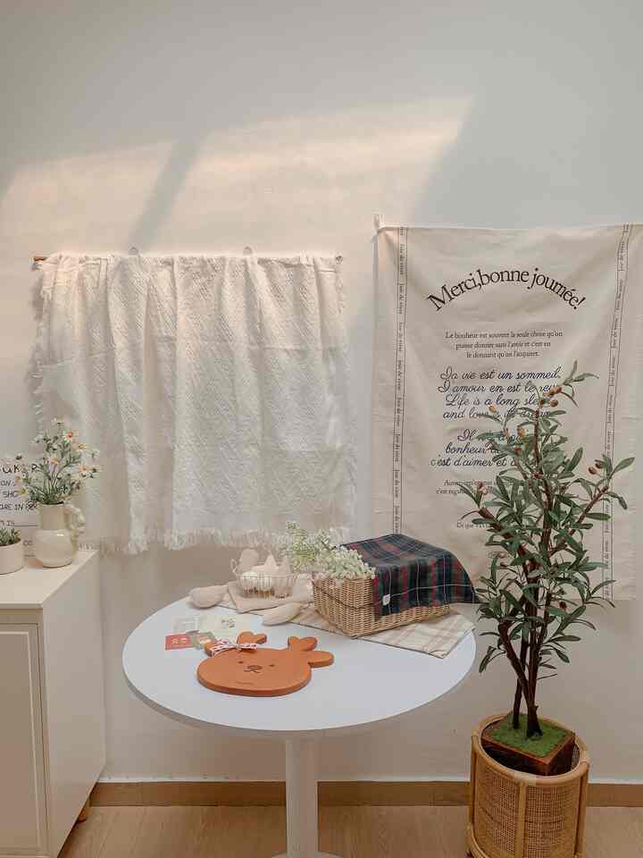 Spot kesukaanku saat ini🫶🏻
Lagi suka aja ada kain putih itu dijadikan gordyn ala - ala gitu jadi cantik. Dan juga sering kena sinar matahari di spot ✨

#myfavoriteroom #myhousestory #myfavorititems #room #aestheticroom #studio 
