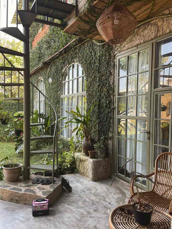 Kiki’s inspiration outdoor terrace for BTNOA season 3 #terrace #artisticgarden #gardeninspiration #ghiblihouse #naturehouse