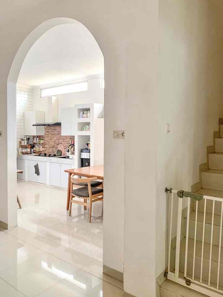 Problem second house..

Saya membeli rumah ini tahun 2018 dengan sedikit renovasi yang di bantu oleh tim dari Bintoro Corporation dan arsiteknya. Saya menggunakan jasa dari kontraktor dan arsitek dengan budget terbatas jadi prioritas saya yang utama adalah area dapur yang simple dan bebas kebocoran.
Rumah ini terdiri dari 3 lantai, jadi saat itu lumayan detail untuk pengerjaan setiap titik kebocoran.
Salah satu masalah utama rumah cluster second adalah dinding yang nempel langsung dengan tetangga dan beberapa titik bocor.
Kabinet dapur bawah saya bongkar karena dinding yang lembab. Saya menggunakan semen saja ditambah dengan daun pintu sebagai penutup karena ini lebih tahan lama. 
Selama menggunakan jasa dari Bintoro tentu saja tidak selalu mulus, namun bukan sesuatu hal yang mayor.
Sejauh ini hasil dari projek kami tidak mengalami masalah. 

#bangunrumah #renovasirumah #arsitekrumah #rumahcluster #renovasilowbudget 


