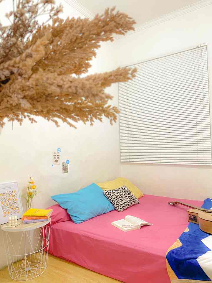 Warna warni?? Why not! 

Walau suka dengan warna warna earthtone untuk dekorasi rumah, sesekali berwarna seperti ini boleh juga. Memadan kan sprei dan beberapa warna sarung bantal yang berawarna warni seperti ini ternyata bisa memberikan nuansa lain sekaligus jadi tidak membosankan juga ya. Kalian mungkin bisa coba juga untuk ruangan atau kamar tidur kalian. #BringColorsToMyHome #HomeColorPalette #HomeColorDesign #bedroom #colorfullbedroom #warnawarni #kamartidur