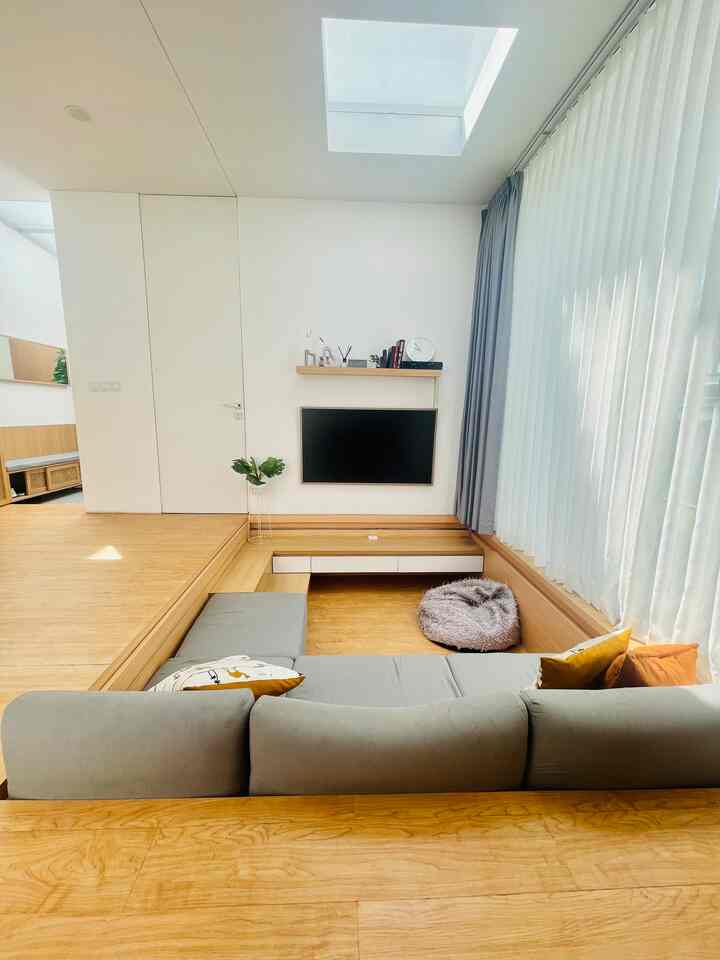 私たちは家族と交流する際にシンプルさと暖かさを好むため、この住宅にはジャパンディのオープンスペースとミニマリストスタイルを選択しました。天然木と白の色の選択は、私たちが常にコンセプトに追加することを夢見ている選択です。
オープンスペースは、特に愛する子供たちにとって、家の中で自由に動き回って遊ぶことができるように、喜びと暖かさを追加すると信じています。
#ジャパンディ #homedecorinspo #aesthetichomedecor #minimalis #wooden #natural