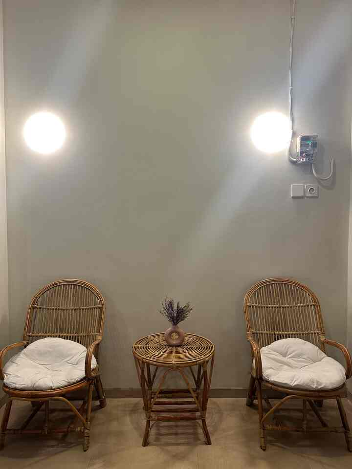 Ini dia penampakan teras Casadelusan di malam hari geng…
Menurutku sih nyaman banget yaa kalo malem malem da temen dateng terus di musim kemarau yang sangat panas ini kita nongkrong diluar.
Aku suka banget lampu tembok dari IKEA ini, bikin teras jadi estetik wkwkwk ditambah lagi sama kursi rotan yang warnanya masih satu tone dengan tema Casadelusan.
Main kesini deh geng, emang ga penasaran gimana nyamannya duduk duduk santai di kursi rotan ini? Hihihi

#decorativeitmes #homestyling #homedecor #homedecorinspiration #homedecorinspo #rumahmungil #rumahmodern #scandinavian #japandi #livewithbaby #semarang 