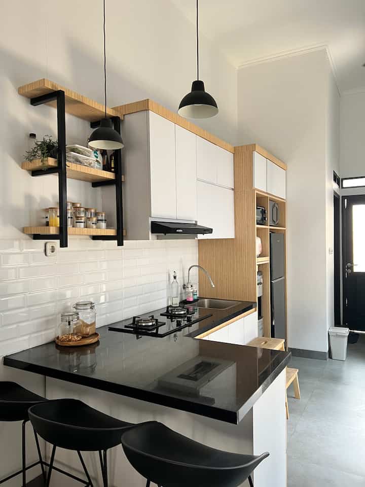Dapur dirumah kami hanya berukuran 3x2 meter, dengan tiga area pembagian. Bagian pertama untuk tempat barang-barang elektronik, bagian kedua tempat memasak lengkap dengan wastafelnya dan area ketiga sebagai tempat penyajian. Untuk memaksimalkan tempat, dapur dibuat dengan banyak ruang penyimpanan, sehingga tampilannya terlihat bersih dan rapi. Sebagai item dekoratif kami menambahkan ambalan sebagai tempat bumbu agar dapar mempercantik tampilan dapur. Kami juga menambahkan 2 lampu gantung diatas minibar sebagai focal point didapur ini.

#kitchenstyling #kitchendecorideas #kitchenmakeover #customfurniture #DIYFurniture #Personalizedfurniture #uniquefurniture #kitchenset #dinningroom #kitchen #dapurminimalis #dapurmodern #dapurmini #rumahmungil #Bandung #industrial #scandinavian #aesthetichomedecor #rumahmungil #roomdecorinspo 