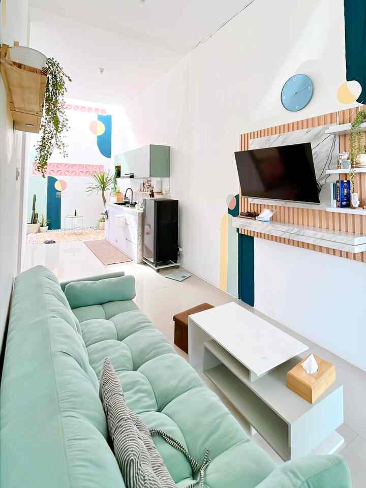 Cerita singkat tentang rumah segaris yang gak pakai arsitek. Rumah ini kami beli sudah jadi di developer. Tapi kurang puas karena banyaknya sekat. Sehingga kami renov sendiri dengan menghilangkan beberapa sekat / tembok sehingga rumah kami menjadi berkonsep open space dan terlihat lebih luas dan pencahayaan yang pas. Kami juga melakukan DIY untuk tembok sehingga menyamarkan stop kontak dan kabel.

#selfinterior #rumahtanpaarsitek #selfrenovation #selfmakeover #diy  