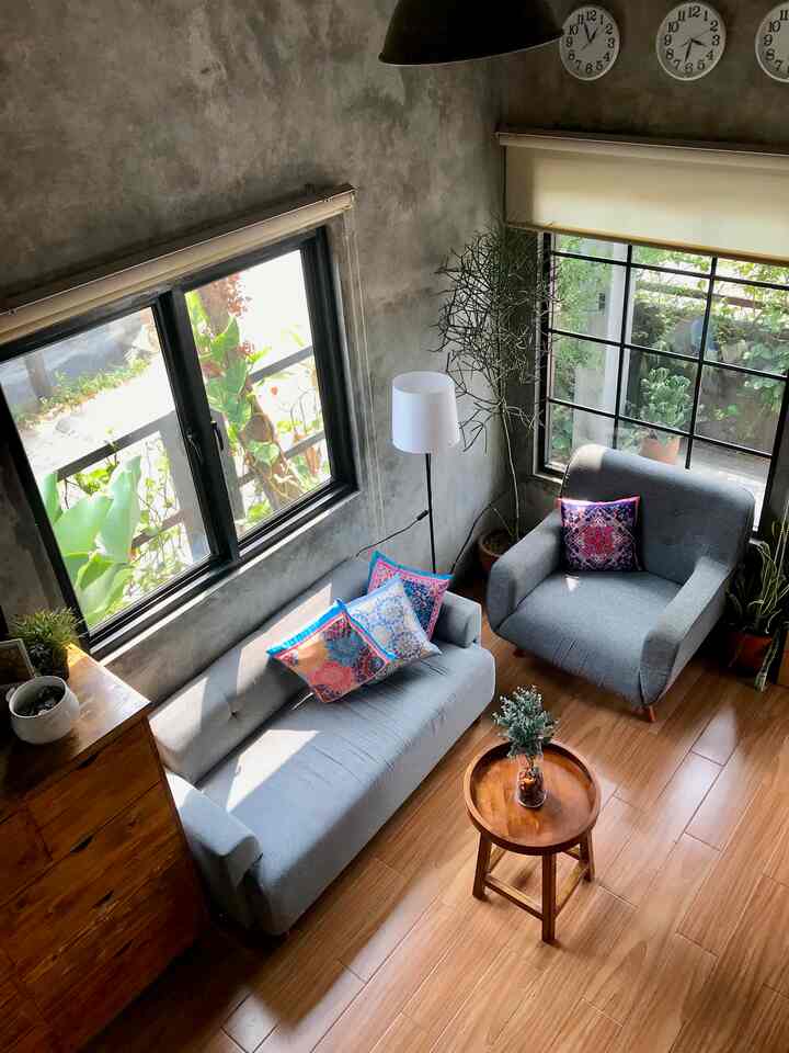 Yup, with a land area of #dibawah100m2 of course you have to be clever at arranging the position and location of the furniture. Our #rumahmungil happens to be #96m2 which makes the living room and dining room into one.
We made our #tinyhouse in a rustic industrial style with a warm and warm atmosphere.
#nevertoosmall