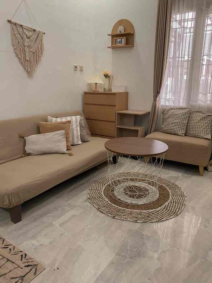 Pasti udah terlihat jelas yaa, kalau color palette di rumah ku bernunsa warna-warna earth tone atau nuda, yaitu dengan cat tembok whitebone dipadukan dengan furniture-furniture juga dekorasi berwarna cokelat dan cream✨
Pemilihan warna ini berdasarkan warna favorite kami di rumah.


#BringsColorsTomyHome
#HomeColorspalette
#homecolordesign
#rumahminimalist
#rumahmungil