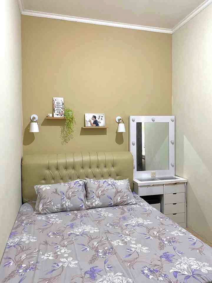 Kamar tidur minimalis ukuran 4x2,5 m. Dengan padu padan cat nuansa beige membuat kamar ini vinbesnya lebih warm & homey 🤗

#kamartidur #kamartidurminimalis #kamartidurmungil #beige #lampukristal #lampudinding #ambalan #vanitymirror
