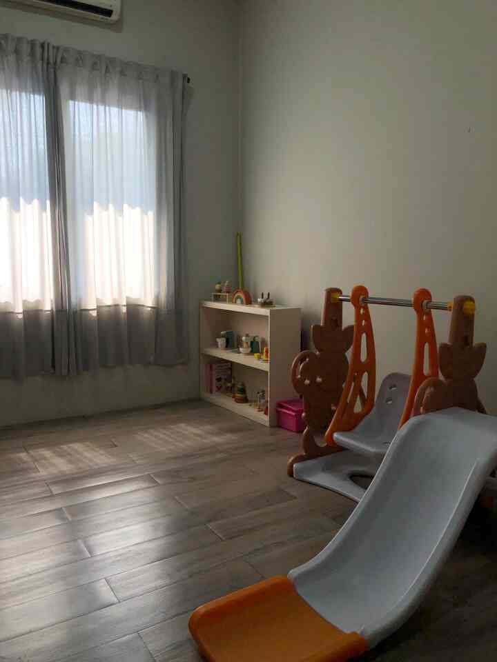 Ruangan yang paling berwarna di khisaku. 
Sebetulnya agak tricky buat aku yang kurang suka ‘warna’ untuk menyusun ruangan ini. Akhirnya aku memilih mainan dengan warna2 pastel yang gak terlalu mengganggu mataku. Color palette di kamar ini gak jauh dari abu2, putih dan pastel. Pemilihan warna ini menurutku paling aman agar anak tetap bisa eksplorasi dengan warna namun looksnya tetap estetik di mata dewasa. 


#BringColorsToMyHome
#HomeColorPalette
#HomeColorDesign
#MinimalistHome 
#InspirasiDekorasi 
#DekorasiKamarAnak