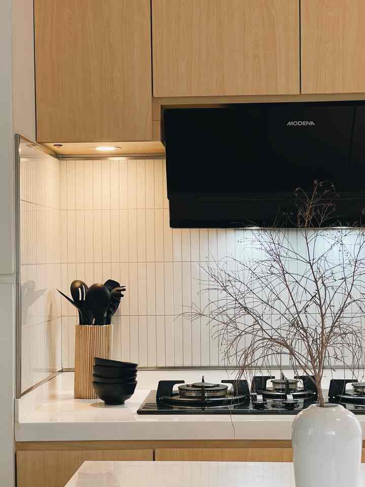 Selamat Siang Tetangga O House!

Ini adalah focal point dari dapur kami, bagian oven, kompor, dan juga cooker hood. Karena cooker hood kami bentuknya agak sedikit berbeda, itu menjadi hal unik dari dapur kami.

Agar dapur lebih hidup, kami menambahkan lighting di kitchen set kami. Tidak hanya itu, kami juga menambahkan item dekoratif yang cocok dengan tema rumah Japandi kami.

#kitchenstyling #kitchendecorideas #kitchenmakeover #japandi #japandikitchen #kitchenminimalis