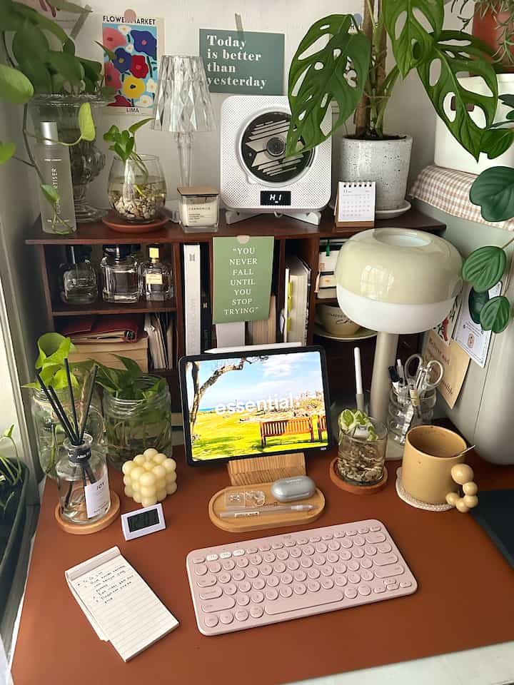 Afternoon vibes 🌿☕️💕

#HomeDecor #DeskArea #StudyArea