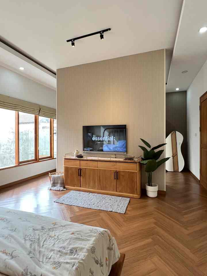 Ini kamar tidur utama di rumah ku, ukurannya 8x5 m dan di sebelahnya ada walk-in closet ukuran 3x5 m yaaa. 

Untung dinding area tv aku pakein wallpanel biar terlihat rapi dan estetik :)

#bedroom
#bedroominspo
#homesweethome
