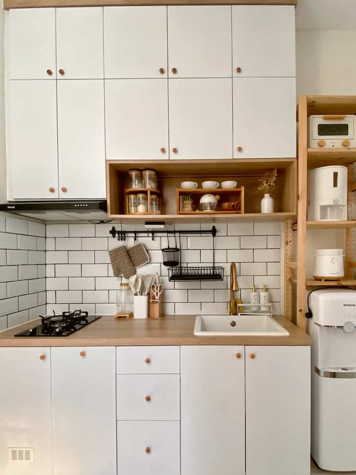 Caraku Styling Dapur Mungil

Tone white and wood menjadi focal point di dapur kami, sesuai dengan tema rumah yaitu white and wood. 

Agar dapur terlihat cantik, rapi, dan teratur, kami memilih peralatan dapur dengan warna yang senada, selain itu kami memastikan semua barang punya “rumah” masing masing, untuk itu kami memaksimalkan kabinet kitchenset sebagai tempat penyimpanan sehingga barang barang tersembunyi di “rumahnya” masing masing.

Kami juga menambahkan tanaman hias sebagai elemen dekorasi, walaupun kecil, kehadiran tanaman hias dapat menjadi pemanis di dapur dan membuat suasana dapur jadi lebih hidup.

#kitchenstyling #kitchendecorideas #kitchenmakeover #inspirasidapurmungil #dapurmungil