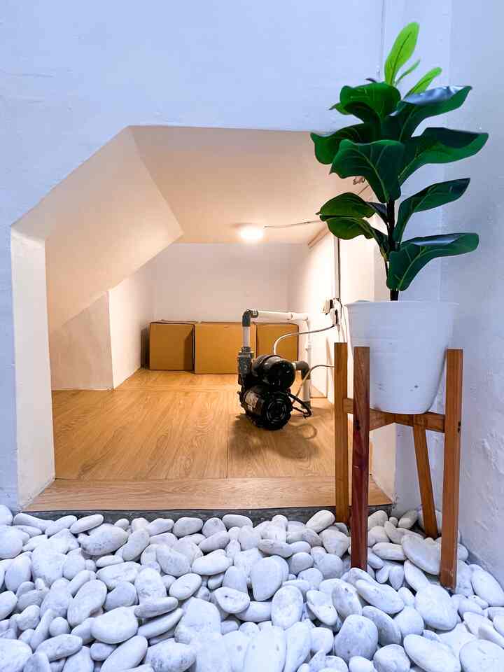 Mampir liat isi gudang bearylionhouse yuk. Letaknya di dalam void bawah tangga. Tadinya tempatnya gelap dan kotor. Biar lebih cerah dan terang, tembok diaci dan dicat ulang, lantai di vinyl biar hangat. Lampu LED watt rendah ntala 24 jam. Dan biar rapi, barang-barang masuk box penyimpanan.

#storage #gudangbawahtangga #closetandstorage #simppestorage #gudangminimalis