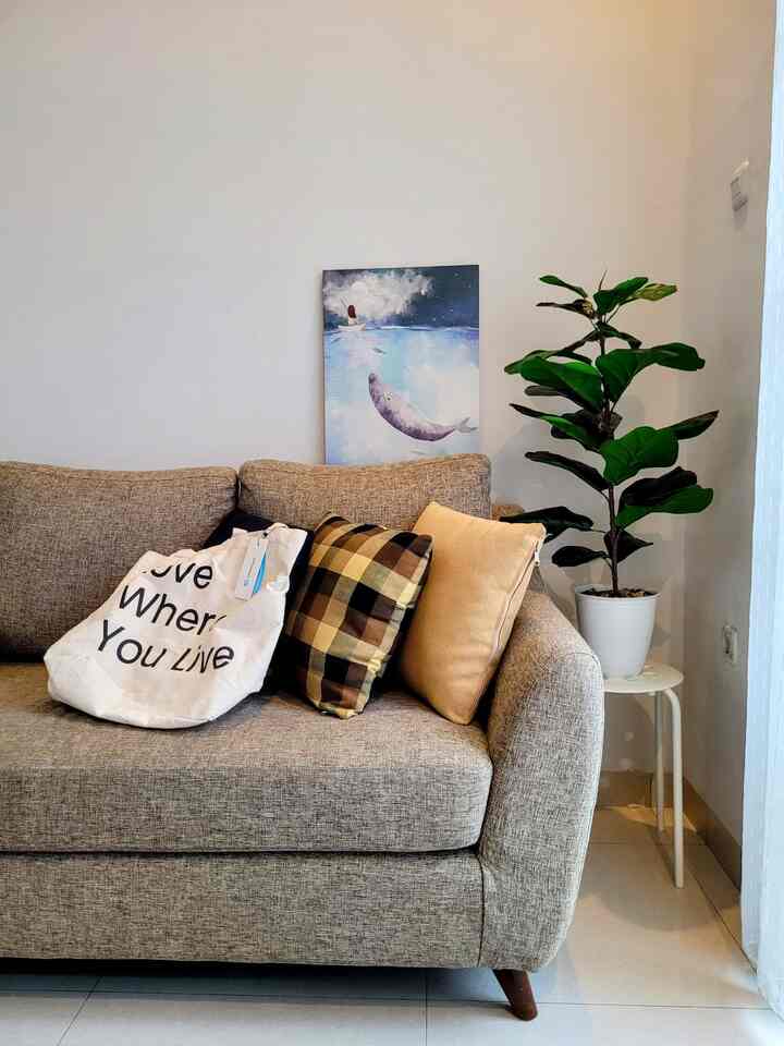 Retro vibes dan sentuhan hangat Japandi dalam 80m2 minimalis. Sofa ini menjadi pusat perhatian, menyatukan keindahan tropis dan desain modern. 🌿✨ 
#Japandi 
#TropicalVibes #RumahDeveloper #SofaMinimalis #RumahMungil
#minimalist
#80m2