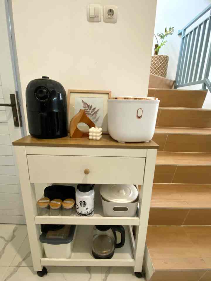 Sudut di @chez.lumiere yang ini berada di sebelah tangga, dan menjadi pojok penting bagi perut yg lapar 😁

Disini kami memasak dan mengambil nasi, menggoreng lauk dengan air fryer, juga memanaskan air buat menyeduh teh atau kopi.
Furnitur cantik multifungsi ini  bisa menjadi troli dan ada rak serta laci penyimpanan untuk meletakkan kopi teh gula dan beberapa perintilan lainnya. 
 
Semoga pojok ini bisa memberi inspirasi yaah teman-teman oHouse, wish you a happy Sunday 🫶🏼✨💜

#pantrycorner #cookingappliances #homeinspo #drkoruma 