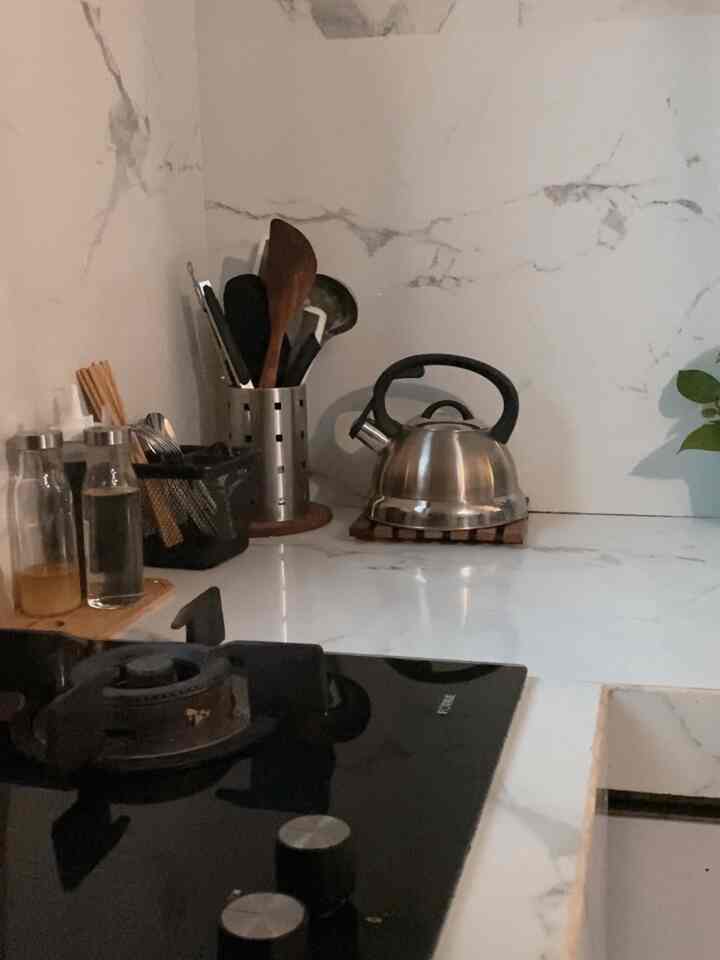 Material dapur.

Untuk dinding dan top table dapur kami,
Kami pilih granit lantai motif marmer warna putih dengan ukuran 60x120 cm supaya tidak terlalu banyak potongan.
Dan supaya kontras dengan kitchen appliances kami yang cendrung berwarna hitam.
#materialrumah #idedekorasi #kitchen #kitchenbacksplash #kitchenbach #kitchentoptable 