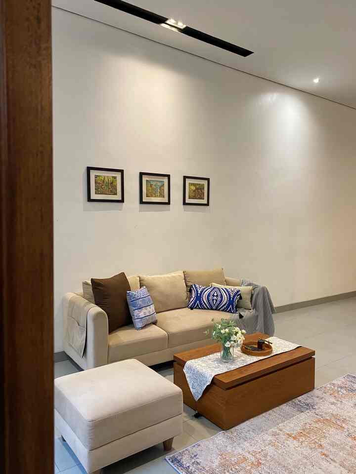 ruang keluarga dengan dekorasi minimalis dan sedikit nuansa etnik seperti lukisan bali, dan cushion cover motif batik cocok dipadu dengan warna sofa yang natural 
#smalldecorations 
#hiasanrumah
#pernakpernikrumah
#rumahminmalis
#casadekath