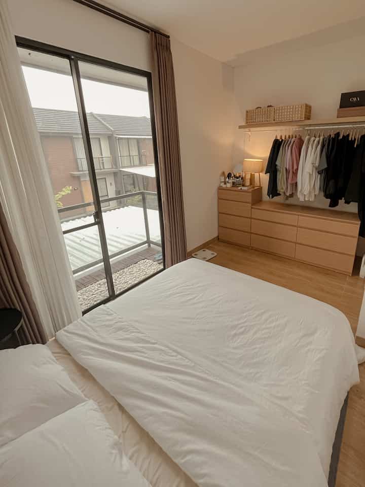 • Bedroom •

Satu-satunya bedroom yang ada dan aktif digunakan saat ini 🫶🏻 kamar tidur utama. Ukurannya cukup, ga luas tapi ga kecil juga.. hehe bagian yang ku suka dari bedroom ini adalah ada jendela sliding yang besar, jadi kamar utama ini ga pernah terasa pengap gitu. Favorites things di kamar ini yaitu bed side table, karena mudah dipindah-pindah dan ringan 😂 kalau tiba-tiba mau nonton di kamar tinggal pindahin bed side table ke depan kasur dan taruh laptop deh.. hehe
Selain itu, sukak juga sama lampu tidurr dikamar ini! Sengaja meletakkannya jauh dari kasur supaya pas tidur tetap bisa dinyalahkan tanpa bikin mata silau.. jadi suasanta remang-remang gitu loh haha

Di kamar ini furniturenya cuma 1 - drawer ! Penyimpanan serbaguna ☺️ apa aja masuk di drawer ini hihihi
Masih cenderung nyaman dengan tembok polos seperti ini, kesannya lega aja gtu.. jadi dinding-dindingpun ga ada dekorasi hehe, benda yang paling cantik dikamar ini cuma Storage Bamboo model kotak-kotak! Love it!

Supaya kamar tetap terlihat rapih, sebisa mungkin taruh barang pada tempatnya lagi dan taruh barang yang bikin nyaman ketika tidur! Seperti lampu tidur 💛💛💛

#BedroomDecoration
#BedroomInspiration
#BedroomStyling
#Kibouichi
#Karawaci
#50sqm
#rumahmungil
#tinyhouse
