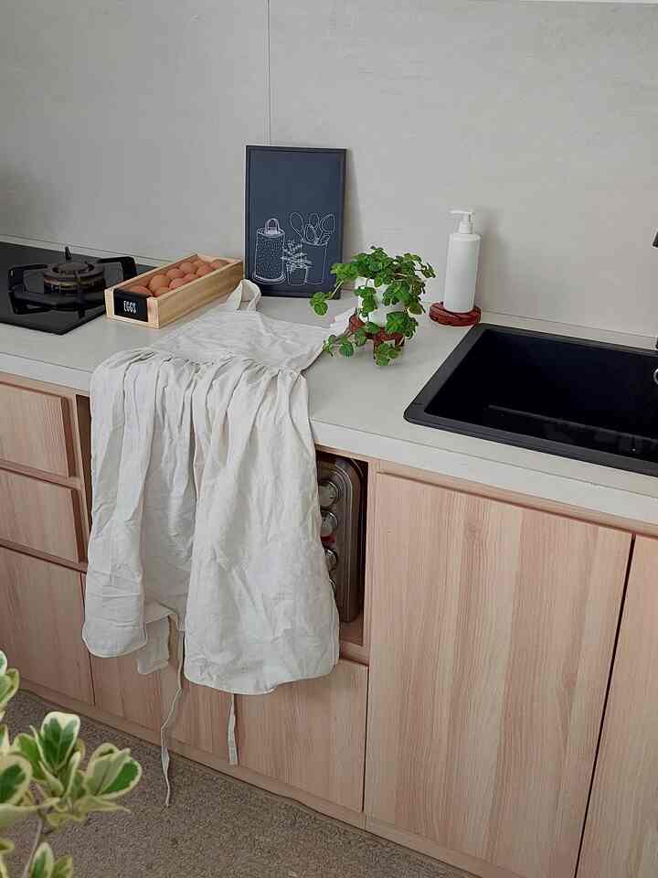 Karena suka banget sama look dapur yang clean dan simple, aku sudah mengatur supaya semua barang di dapur memiliki rumahnya masing-masing.

Karena itu juga aku suka dekorasi yang simpel dan fungsional. Aku suka menggunakan tanaman indoor untuk dekorasi. Selain tanaman, aku menggunakan frame yang sebenarnya aku manfaatkan untuk menutup stop kontak supaya terlihat rapi saat sedang tidak digunakan.

Keduanya ini harganya cukup terjangkau. Untuk tanaman aku beli seharga 15k dan frame ini 20k.

#LowBudgetKitchen
#LowBudgetKitchenMakeOver
 #LowBudgetKitchenInspiration
#murahtapigakmurahan #simplekitchendecoration