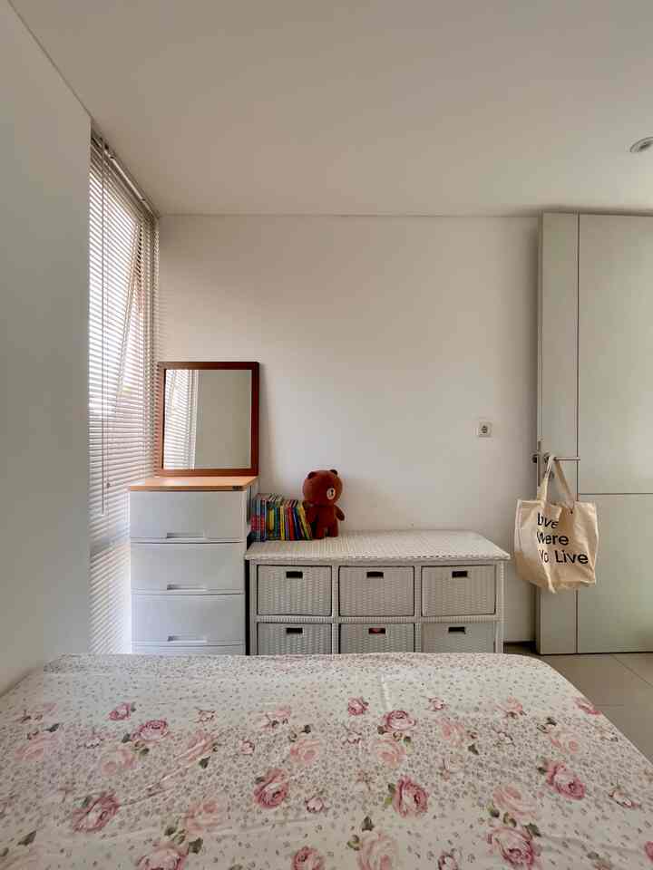 KAMAR ANAK ✨

Berhubung anak-anak masih tidur barengan dikamar utama, jadi kamar anak ini untuk sekarang dibuat sebagai ruangan multifungsi. Selain sebagai kamar anak & ruang bermain, kamar ini biasa digunakan oleh tamu/keluarga yang menginap. Jadi konsep ruangannya tetap dibuat seminimalis mungkin (kamar anak - kamar tamu).

Pengunaan furniture yang penuh dengan laci digunakan untuk penyimpanan mainan agar tidak terlihat saat mainan sedang tidak digunakan. Material yang digunakan pada furnitur yaitu perpaduan antara lemari plastik, rotan & partikel board. 

Tips menjaga kamar tetap terlihat rapi & nyaman menurutku ;
- rajin sortir mainan anak.jangan sampai menumpuk jika sudah tidak layak pakai 
- gunakan beberapa storage untuk memisahkan setiap barang
- tetap ajarkan disiplin dalam bermain kepada anak, yaitu setelah selesai bermain biasakan membereskan mainannya sendiri ketempat semula 


#DekorasiKamarAnak
#InspirasiKamarAnak
#kidsRoomStayling

