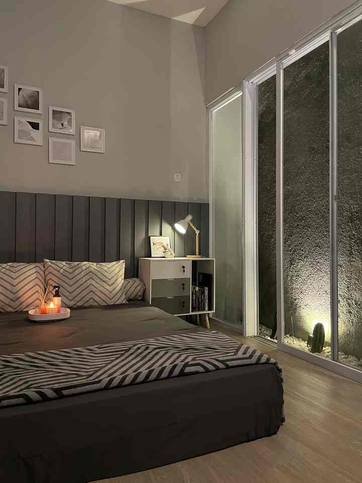 Night vibes at our bedroom.🩶

#nightvibes #bedroom #minimalis #monochrom #calm #cozy 