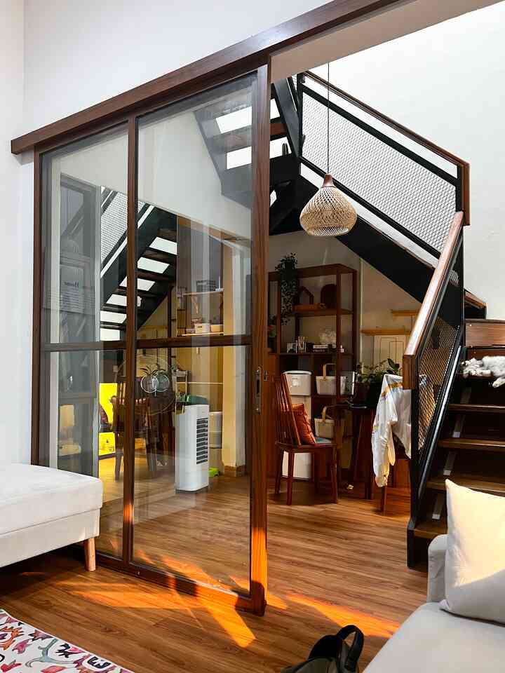 YAZZZ 

lagi berpikir kuat untuk melakukan renovasi atas sekat sekat yang menghalangi pemandangan ini.
semoga ada duitnya aamiin
#Wood #bohemian #walnut #decorlowbudget #instagrammable #ohouseable #Serpong #Tangsel #Industrial #66m2