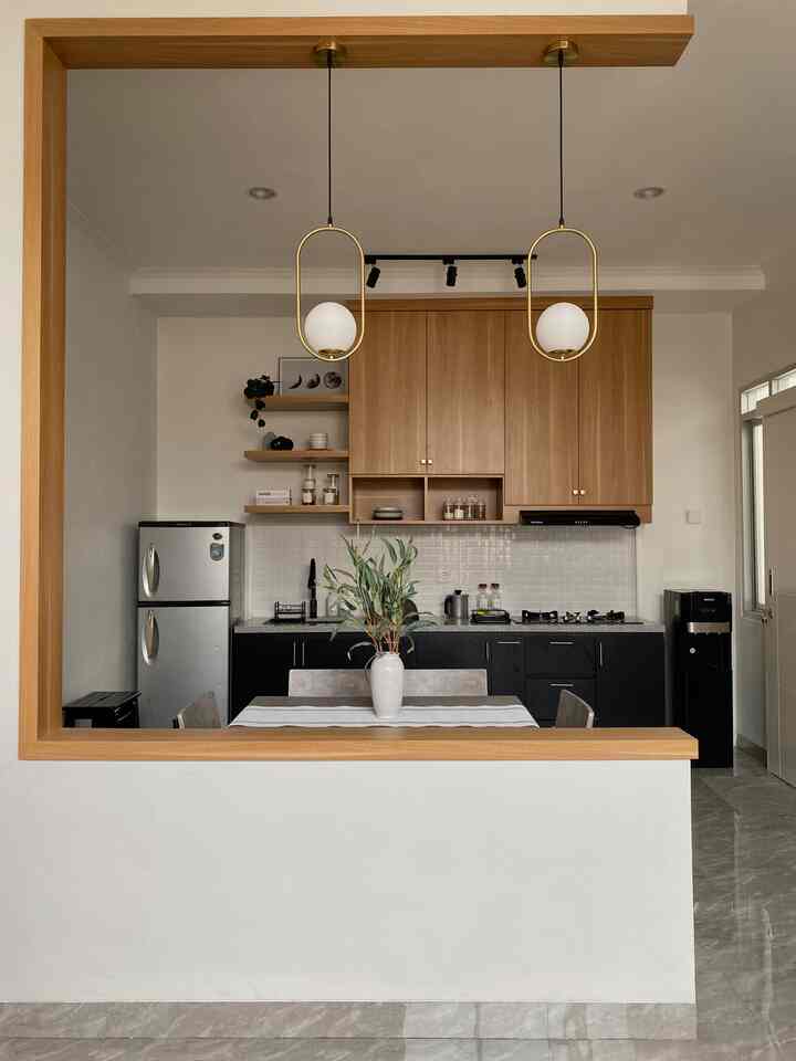 Rumah ini adalah rumah bawaan developer, di mana biasanya rumah bawaan developer tidak ada area kitchen / dapur. Maka saat proses renovasi kami menambahkan area dapur di bagian belakang rumah dibantu dengan jasa kontraktor. 

Ukuran area dining & kitchen ini sekitar 3 x 4 m. Dengan rumah mungil yg kami miliki ini tentu kami juga menerapkan konsep open plan agar rumah terlihat lebih luas. Meskipun rumah kami berkonsep open plan, kami memiliki ide ingin menambah sekat antar ruangan, tujuannya untuk seperti ada kesan pemisah yg manis antar ruangan. Kami mencari berbagai macam inspirasi sekat pembatas ruangan melalui platform pinterest dan dari beberapa pilihan model sekat pembatas, akhirnya kami memutuskan memilih design seperti ini. Bisa dilihat di slide ke 3, kami menerapkan inspirasi yg kami lihat ke hunian asli kami. 

Untuk pembuatan list pembatas & kitchen set kami memakai jasa kitchen interior untuk mempermudah mengaplikasikan / merealisasikan keinginan kami. 

#rumahtanpaarsitek #selfrenovation #DIY