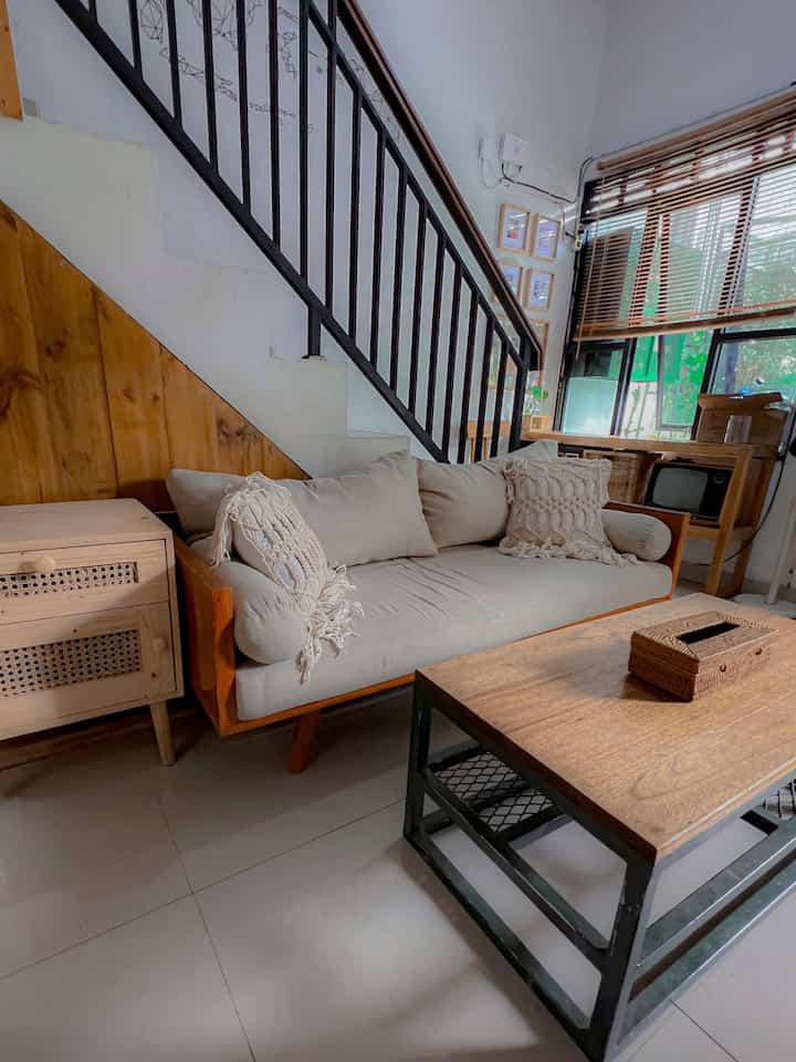 Hi, kitamo share sofa custom nih !

Untuk menyesuaikan tema minimalist dan menyesuaikan ukuran ruang living room yang tidak terlalu luas kitamo memutuskan untuk menempatkan sofa custom yang berukuran 3 seat. Bahan utama kayu warna warm dan warna dudukan sofa cream menyesuaikan tone warna dalam rumah. Kitamo pilih karena selain gampang disesuaikan dengan tema ruangan, memilih custom sofa dapat menekan budget yang lumayan. Kitamo custom sofa ini pada pengusaha mebel lokal yang juga sudah ada di salah satu marketplace untuk custom online juga. 🫶🏻
Semoga menginspirasi ! 

#customfurniture
#DIYFurniture #personalizedfurniture #uniquefurniture #minimalist #rumahcluster 
#bogor #tinyhouse #kitamohouse #rumahmungil #petparent