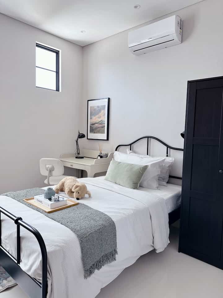 Kamar tidur minimalis kombinasi black and white😍😍

#minimalis #bedroomminimalis #kidsbedroom #dekorasikamaranak #kamaranak #ikea #surabaya #rumahmungil 