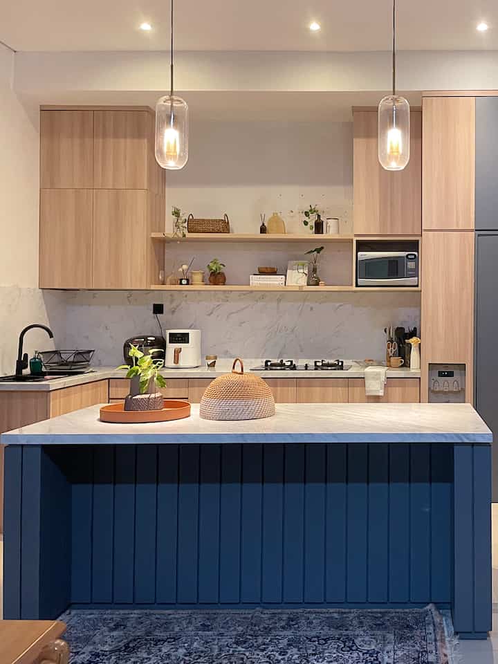 Night mode Kitchen 🌙

Jangan bosen yaa liat dapur ini tayang lagi dan lagi. Soalnya dapur adalah ruang favorite di rumah ini ☺️ 
Penerangannya di area dapur sengaja di buat 3 jenis lampu, aku pake 3 titik downlight, 2 LED strip di bagian ambalan dan 2 lampu gantung diatas island table. 
.
Vocal point di area kitchen ini adalah island table yang panjang nya 2m, setengah dari luas kitchen dengan lebar kurang lebih 4m. Island table di buat besar agar menjadi tempat aku dan keluarga berkumpul tidak hanya saat jam makan, tapi di saat anak2 berdiskusi, wfh atau sekedar menyambut tamu. Pemilihan warnanya yang berbeda dari cabinet atas dan bawah menjadi vocal point dapur ini ✨
.
.
#kitchenstyling
#kitchendecorideas
#kitchenmakeover
#KNSLiving
#Kitchentransformation
#Kitchendesign
#Kitcheninterior
#Islandtable
#interior123
#tinyhouse
#aesthetic
