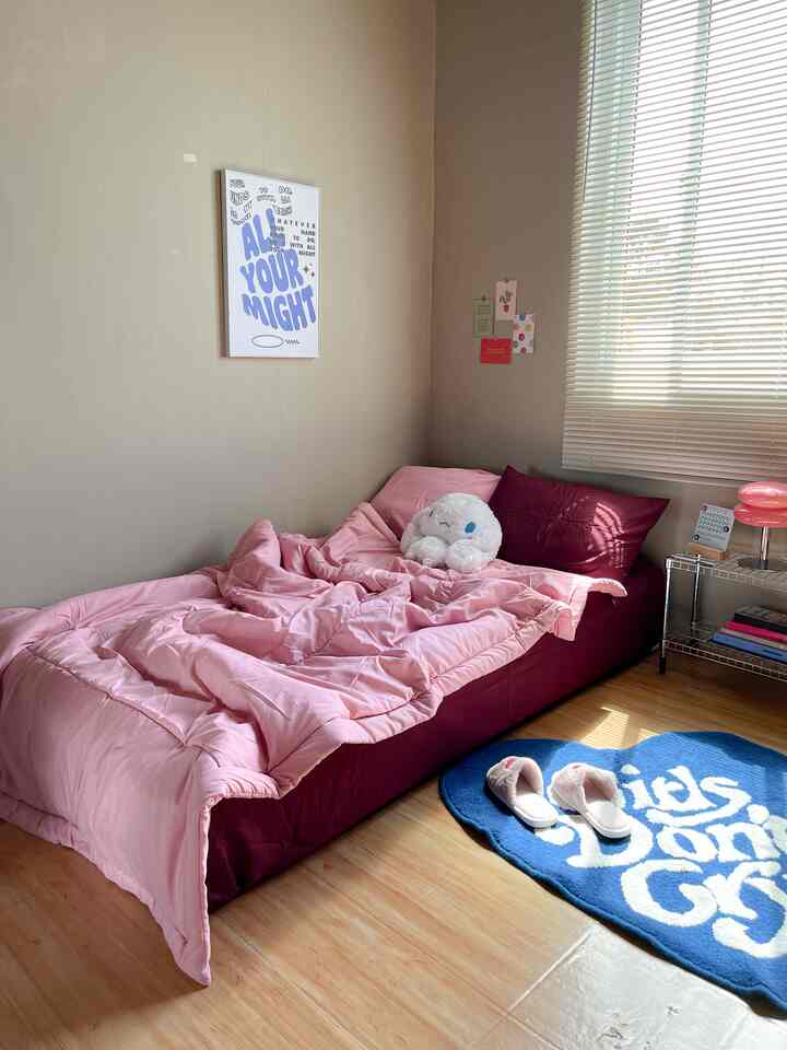 Salah satu barang dekorasi yang paling sering aku custom made adalah karpet dan keset. Karena aku jarang menemukan bentuk dan motif karpet yang aku mau. Karpet biru tulisan "Girls Don't Cry" ini adalah karpet custom ke-2 ku. Dan so far aku suka banget karena menjadi icon di kamarku. Selain karpet, aku juga custom poster dinding🩵

#customfurniture #personalizedfurniture #uniquefurniture #kamarmungil #kamarpink #kamarremaja