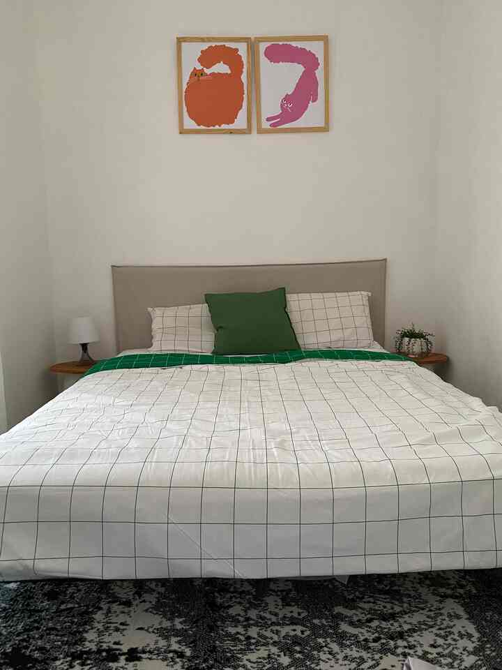 Kamar tamu ini terletak di lantai 2, dengan luas sekitar 3x4m2. 
Berbeda dg kamar sebelumnya, disini aku mulai mencoba mengkombinasi warna2 basic dg warna yg lebih “jreng” hijau, orange, pink, agar suasana menjadi lebih fresh & tidak monoton. 
Cukup lama mengisi & memadupadankan furniture di kamar ini. Salah satunya meja nakas, hampir 1-2 bulan cari2 nakas yg cocok untuk tempat tidur ini, karna tinggi tempat tidur cukup tanggung sekitar 30cm. Akhirnya aku membuat meja nakas sendiri dari tempat sampah ikea & tatakan kayu jati berukuran 30cm. Hanya dengan 160rb sudah mendapatkan 2bh nakas yg unik. Hihi.. 
Gimana ??? Lumayan kan 😆 selain menjadi pelengkap aksesoris kamar tidur juga berfungsi untuk meletakan barang2 pengantar tidur. 

#bedroom
#DIYFurniture
#personalizefurniture
#uniquefurniture