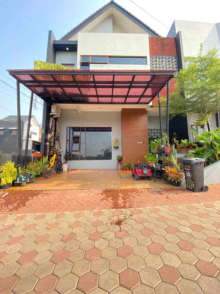 Ketika kami membeli rumah ini 
Konsepnya indent
konsep perumahan ini adalah, boleh merubah design bagian dalam dan lain sebagainya, namun tidak boleh merubah bentuk fasad

Sebelum dimulai pembangunan kami diskusi terlebih dahulu dengan arsitek yang sudah bawaan dari developer, kami request bagian dalam / interior dan juga matrial matrial pendukung lainnya

Fokus pada lantai 2, kami minta di buatkan design terbuka atau Foyer antara tangga dengan ruangan lt 2 ( krna bawaan dari rumah contoh) bagian lantai 2 tertutup full setelah tangga tidak ada foyer, setelah tangga langsung pintu, maka sangat di sayangkan cayaha yang masuk lewat skylight di atas tangga tidak dapat menerangi akses kamar dan area lt 2
Dan request kami lainnya adalah lantai 2 minta di buatkan 3 KT dan 2 KM terdiri atas 1 kamar utama dengan kamar mandi di dalam
Dan 2 kamar anak dengan kamar mandi diluar 

Request lainnya adalah bagian depan rumah
Kami minta dilebarkan pada bagian teras agar akses masuk kerumah luas dan juga pemilihan pada warna dan jenis keramik lantai carpot yg berwarna motif kayu

Alhamdulillah setelah rumah selesai dibangun semuanya sesuai dengan kebutuhan kami, tidak ada lagi yang perlu kami renovasi
Rumah benar benar selesai sesuai kebutuhan jangka panjang

#bangunrumah
#renovasirumah
#arsitekrumah
#interiordesigner
#rumahidaman
#industrial
#rumahku 
#homedecorinspo