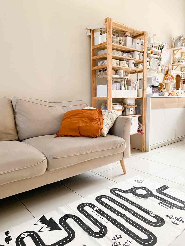 Living room yang jadi satu dengan tempat kerja dan coffee corner😊 
Biar kalo lagi kerja trus ngantuk, bisa langsung bikin kopi 😁🫶🏻


#coffeecorner #livingroom #minimalisroom #rumahkecil #greynaehaus #minimalissofa 