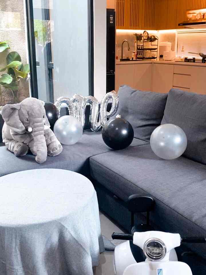 Merangkul suasana ruang terbuka di rumah, di mana setiap langkah melewati pintu memperlihatkan perpaduan sempurna antara ruang tamu saya yang nyaman dan jantung rumah saya—dapur. Titik fokusnya? Sofa IKEA Friheten kesayangan saya, surga kenyamanan dan gaya yang menyatukan ruang dengan mudah. Selamat datang di jantung tempat tinggal saya, tempat kenyamanan bertemu dengan keanggunan dalam pelukan rumah yang terbuka.

#japandihome #minimalisthome #aesthetichome #openspacehome #sofaikea #ikeafriheten