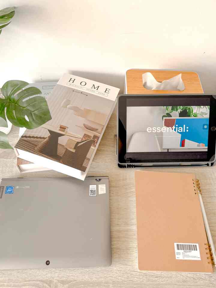 Meja Ruang Kerja 
Ruang kerja di rumah kami berada di atas mezzanine yang berdekatan dengan teras balkon. 
Kami buat tatanan yang demikian supaya jika lelah atau bosan saat mengerjakan tugas di ruang kerja, bisa beralih melihat pemandangan luar ✨

#ruangkerja #rumahminimalis #mejakerja #homeinspo #japandi #rumahmungil 