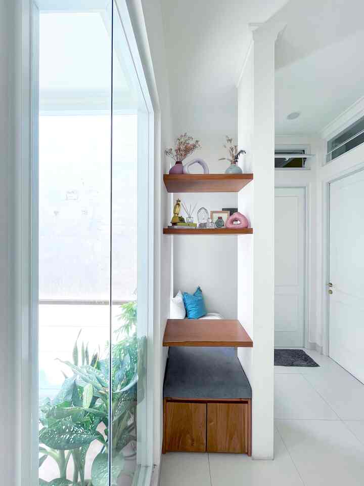 こうやって家に色を取り入れています。
私は家を清潔な白にするのが大好きなので、どんな色の装飾でも簡単に飾ることができます。まるで白いキャンバスのように、どんな色も溶け込みます 💙✨ #candycolor #pastelcolor #readingcorner #readingnook #bench #multifunctionstorage #hallway