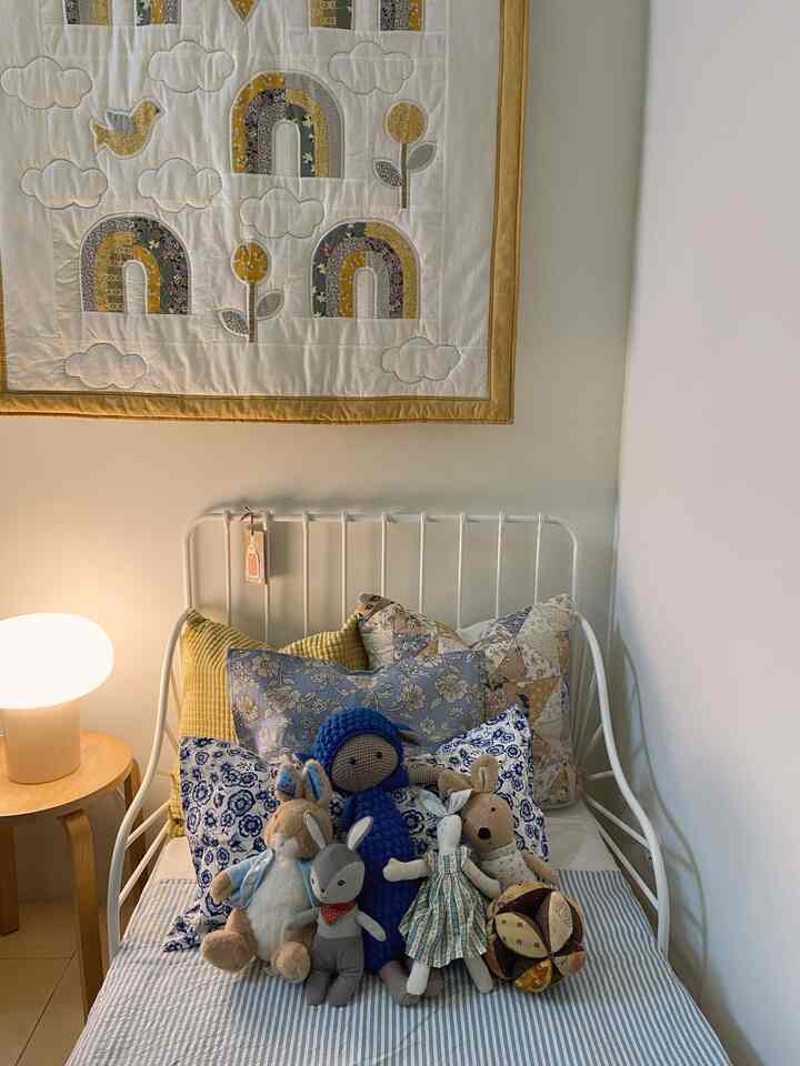 Clean sheet baru untuk mama cewek 🎀 tahukah kamu kalau dia saat ini terobsesi dengan kelinci 😜

#kamaranakperempuan
#ruang kecil
#kamar tidur anak
#dekorasi kamar tidur anak
#hidup bersama anak-anak
#72m2