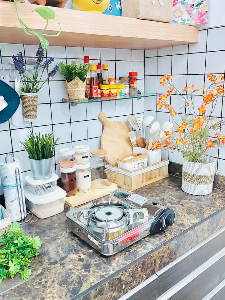 Salah 1 tempat dengan mobilitas tinggi ya dapur ini,paling sering di bersihkan karena paling sering berantakan. Printilan Area dapur didominasi wood -white. Memilih printilan dapur bukan karena aesthetik saja tapi harus fungsional juga.

#dapurwoodwhite #inspirasidapur #dapur #depok #printilanlowbudget #rakbumbuaesthetic #kitchentools #inspirasidapur #decorlowbudget #lifewithkids