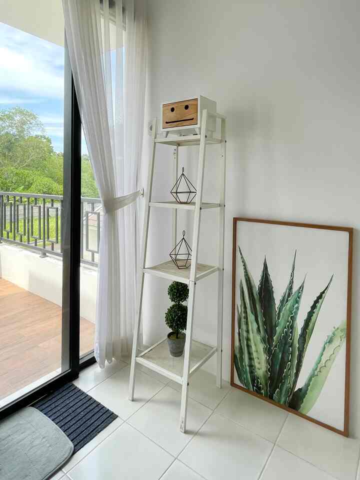 Space mungil ini sebut saja area  living room di lantai-2, area ini selalu dilalui saat menuju balkon belakang dan menuju master bedroom.

Sesuai konsepnya yaitu minimalis yang tentunya tidak terlalu banyak menggunakan ornamen dan warna. Selalu memadu padankan warna hijau dalam setiap ruangan yang serba putih. 
Menurut kami warna hijau dalam ruangan berdinding  putih itu sudah cukup memberikan kesan fresh & hidup ditambah sentuhan ornamen wood mempertegas kombinasi warna setiap ruangan yang ada dirumah kami. 

#aestheticroom
#aesthetichomedecor
#homestyling
#minimalist #roomdecorinspo #aesthetichomedecor #livingroom #balkon #dekorasirumah #dekorasiruangtamu 



