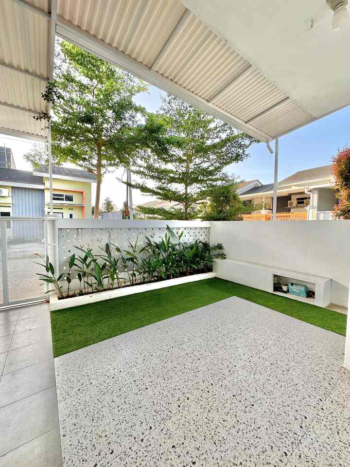 Terasa Minimalis GH House💚

Teras ini dibuat diluar fase renovasi. Jadi ini murni kami desain dan garap sendiri. Untuk lantai, pot tanaman beton, bench beton kami buat dengan bantuan tukang harian. Untuk belanja bahan-bahan kami sendiri yang cari dan kami tanam sendiri khusus untuk tanaman Heliconia nya.

Dari projek teras ini lah kami belajar bagaimana mengatur keuangan agar teras minimalis ini terwujud. Selain itu kami belajar berkomunikasi dengan orang lain (tukang). Inspirasinya kami dapat dari pinterest dan juga akun teman-teman home decor. Alasan pakai bench agar jika ada banyak tamu, area teras ini bisa kami manfaatkan 😁

#TerasMinimalis
#DekorasiTeras
#RumahMinimalis
#RumahMungil
#OpenSpace
#Makassar