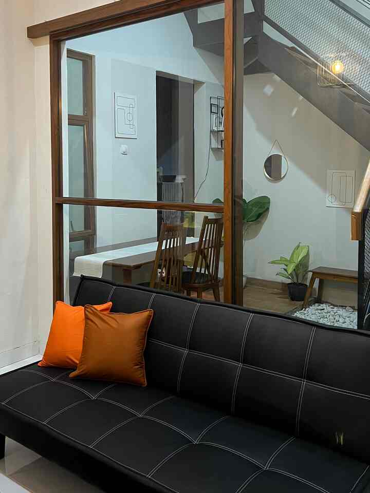 Ruang tamu ini melalui sedikit perubahan, dan sekarang pun dalam tahap renovasi, lagi bobok tembok dan sekat agar lebih lega.
#makeoverruangtamu #beforeandafter #livingroom #dekorasiruangtamu #industriallivingroom #RuangTamuAesthetic
#RuangTamuCantik
#MakeOverRuangTamu