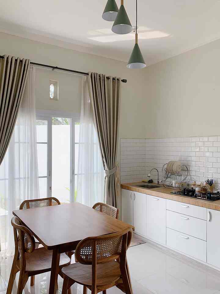 This kitchen has a minimalist white and wood theme, which was originally inspired by kitchens on Pinterest. This kitchen is located in one place with the dining area and still looks very original because this kitchen is still relatively new.

My way to style the kitchen so that it looks aesthetic, neat and pleasing to the eye is by choosing materials and kitchen tools that suit the theme you want to apply. Because this kitchen is dominated by white and wood, for the decoration you choose colors that are not far from the nuances of wood and white.

To give a more lively impression in the kitchen area, I also decorated artificial flowers or fake flowers around it.

#kitchenstyling #kitchendecorideas #kitchenmakeover #dapurcantik #dapurminimalis #dapurestetik #minimalis #woodandwhite