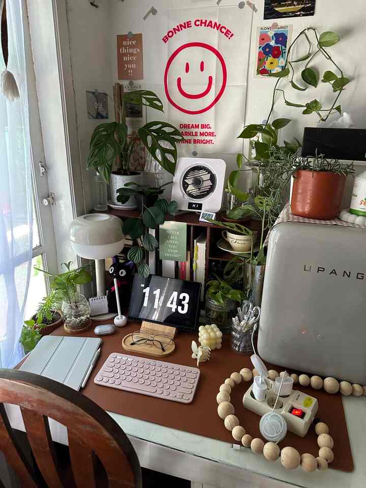 Trust me, it won't be this neat when I'm working 😂💕

#aestheticroom #aesthetichomedecor #homestyling #deskarea #workarea #studyarea #midcentury
