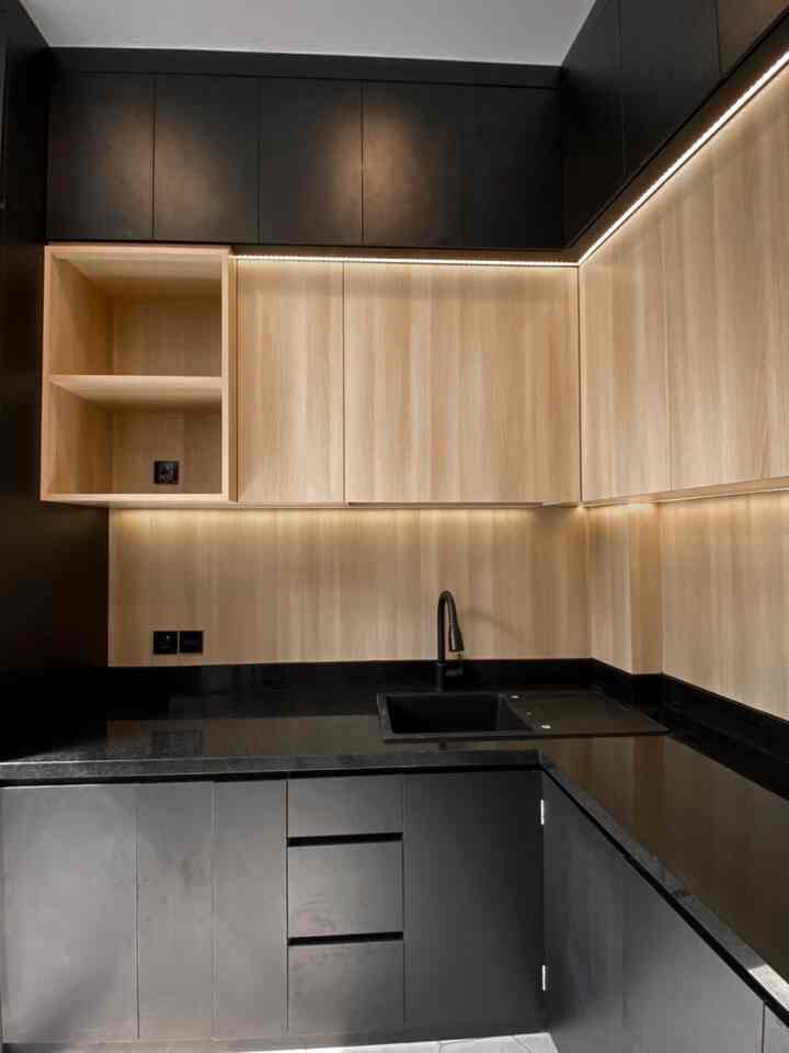 Penggemar dapur hitam yuk merapat- ini kenampakan dapur kami, didominasi dengan warna hitam dan tekstur kayu coklat muda. Pakai top table granit warna hitam juga dikombinasikan dengan sink hitam agar terlihat seamless
#japandi #scandinavian #kitchen #dapurhitam #dapurminimalis #minimalis 