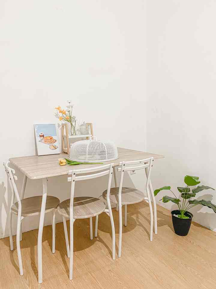 Dinning room kami sering kami jadikan tempat lain selain makan bersama. Karena area meja yang cukup besar disini makanya kami bisa melakukan banyak hal disini. #DinningroomDecoration #dinningroom #dinningroominspiration #dinningroomideas #ruangmakabsimple